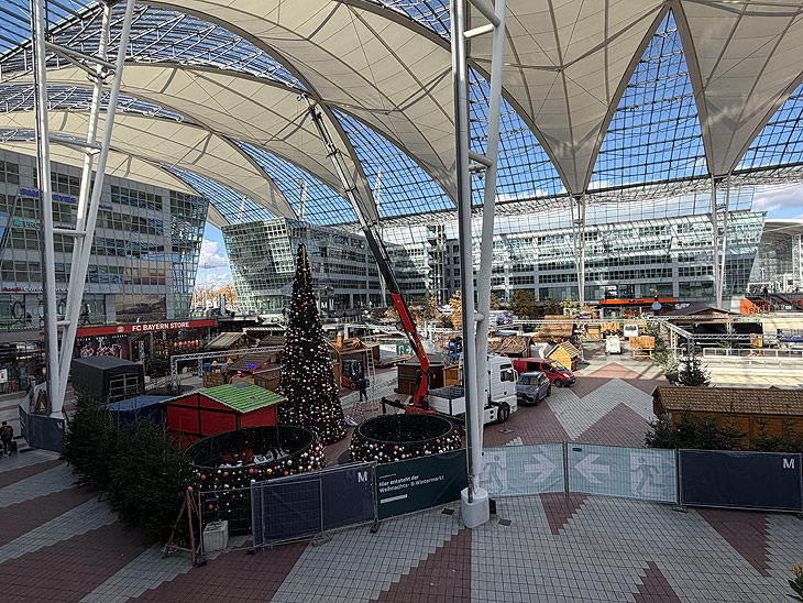 Aufbau Weihnachts- und Wintermarkt 2025 auf dem Flughafen München zwei Wochen vor dem Auftakt am 14.11.2025 (©Foto: Martin Schmitz) 